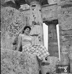 Persona seduta tra i templi di Paestum