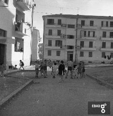 Palazzine popolari al Paterno e bimbi che giocano