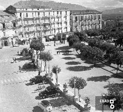 Piazza della Repubblica e macchine d'epoca