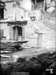 Lavori di demolizione del  palazzo Principe Strongoli Pignatelli Ferrara : il portale del palazzo