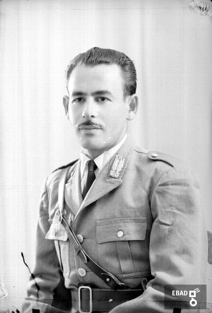 Archivio Fotografico:scheda n.19442 Mezzo busto uomo con divisa militare