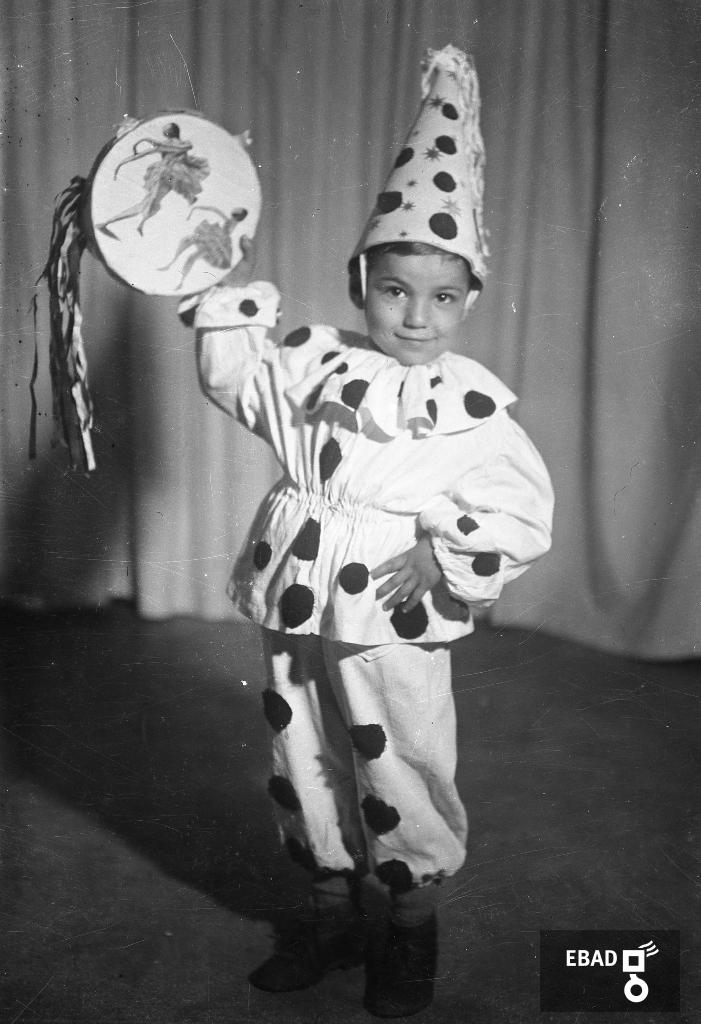 Archivio Fotografico:scheda n.3059 Bambino vestito da pulcinella